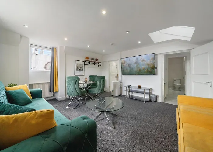 Luxurious 1-Bedroom Penthouse On Oxford Street 11G
